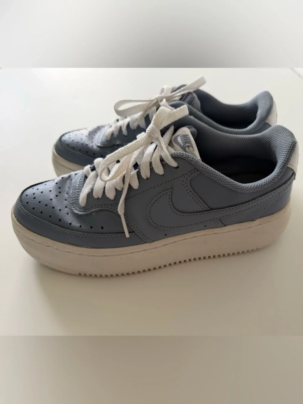 Nike Classic Blue and White Sneakers Size 9.5 (26.5 cm)